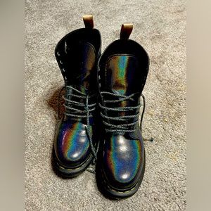 Black holographic Doc Martens